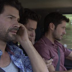 Los hermanos Reyes en un coche