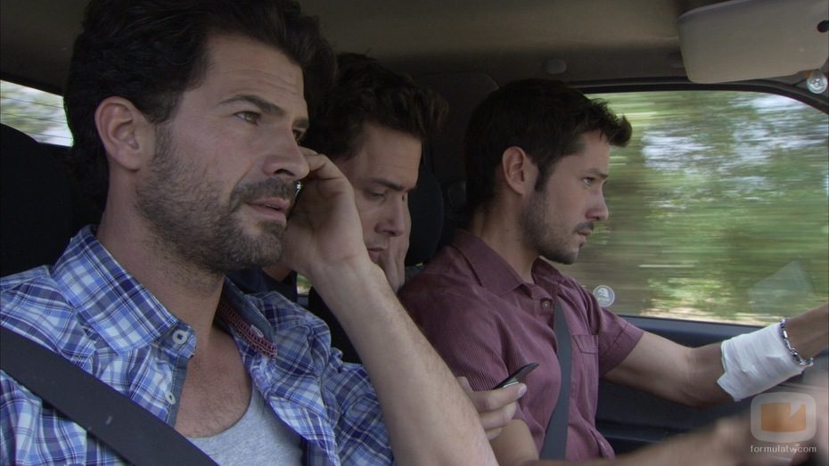 Los hermanos Reyes en un coche