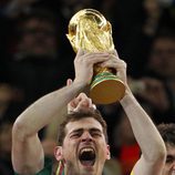 Íker Casillas levanta la Copa del Mundo