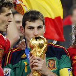 Íker Casillas besa la Copa del Mundial 2010