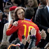 La Reina Sofía besa a Cesc Fàbregas
