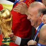 Vicente del Bosque con la Copa del Mundo