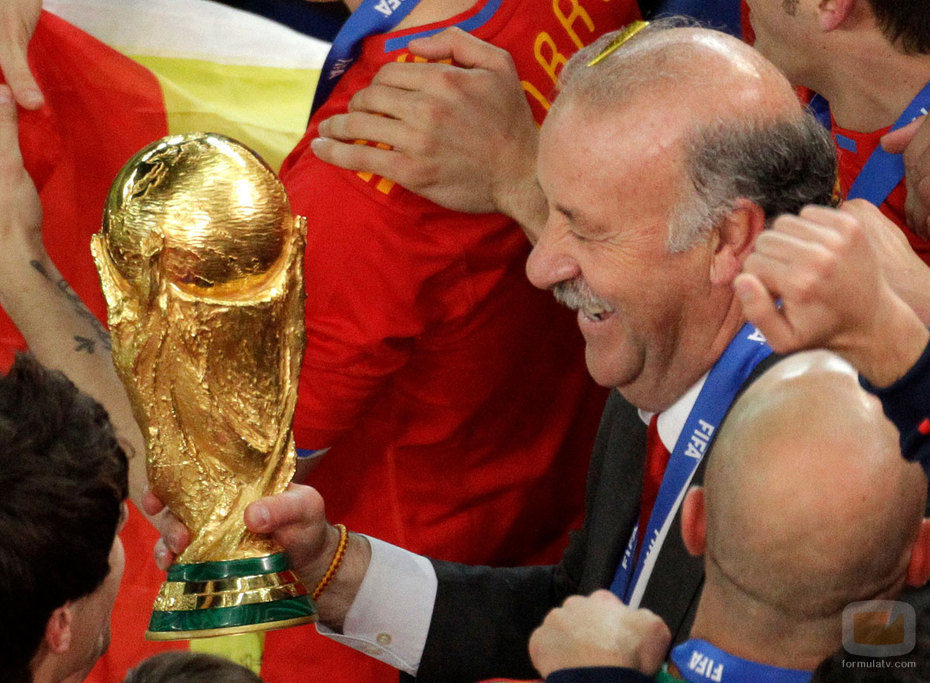 Vicente del Bosque con la Copa del Mundo
