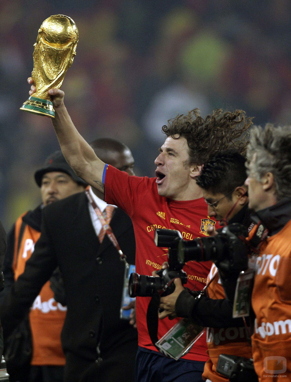 Puyol con la Copa del Mundo