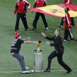 Jimmy Jump corona con su gorro la Copa del Mundo