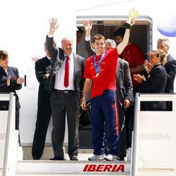 Íker Casillas llega con la Copa del Mundo a Barajas