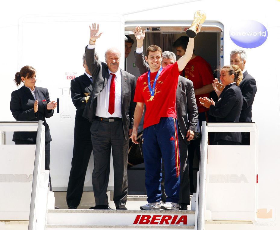 Íker Casillas llega con la Copa del Mundo a Barajas