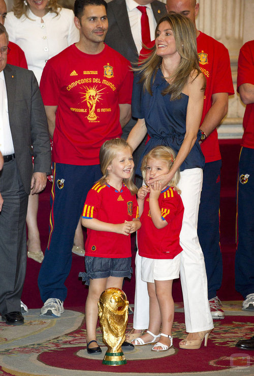 Letizia con las Infantas Leonor y Sofía y la Copa del Mundo