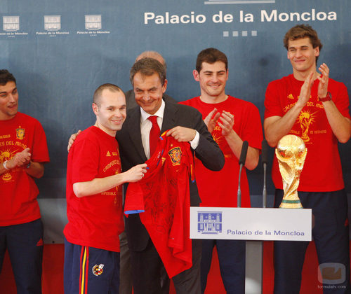 Iniesta le entrega la camiseta de la Selección a Zapatero