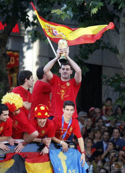 Íker Casillas levanta la Copa del Mundo por las calles de Madrid