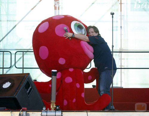 Carlos Latre abraza al 'Pulpo Paul'