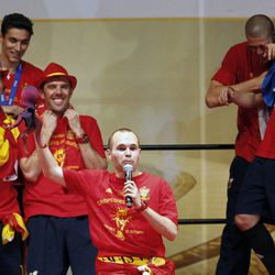 Andrés Iniesta habla durante la celebración de la Selección