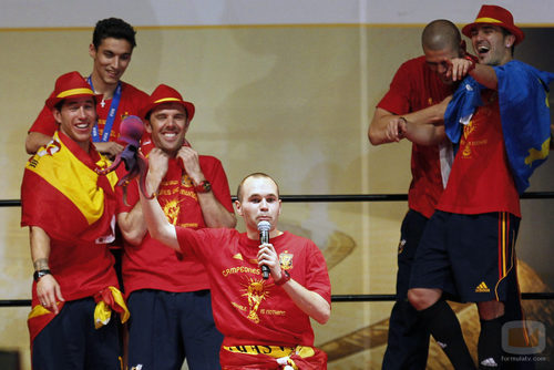 Andrés Iniesta habla durante la celebración de la Selección