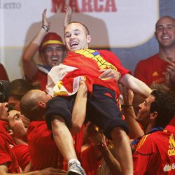 Iniesta es manteado por sus compañeros de la Selección Española
