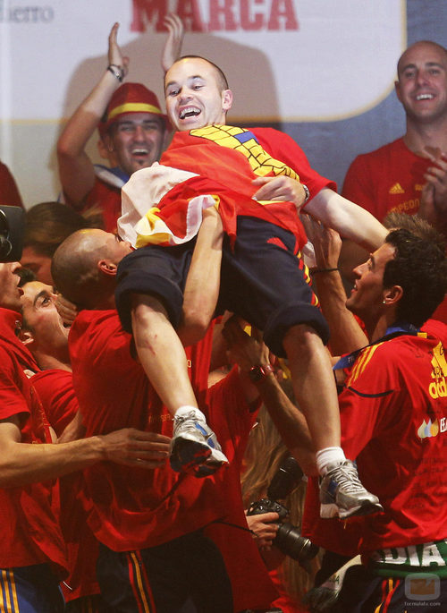 Iniesta es manteado por sus compañeros de la Selección Española