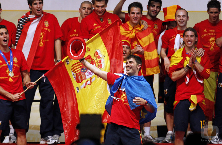 David Villa con la bandera de Asturias en la fiesta de Campeones del Mundo