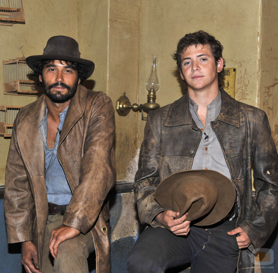 Álex García (César Bravo) y Junio Valverde (Román Bravo)