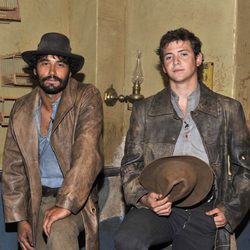 Álex García (César Bravo) y Junio Valverde (Román Bravo)