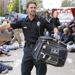 Taylor Kinney en el capítulo 'Un mal día en el trabajo'