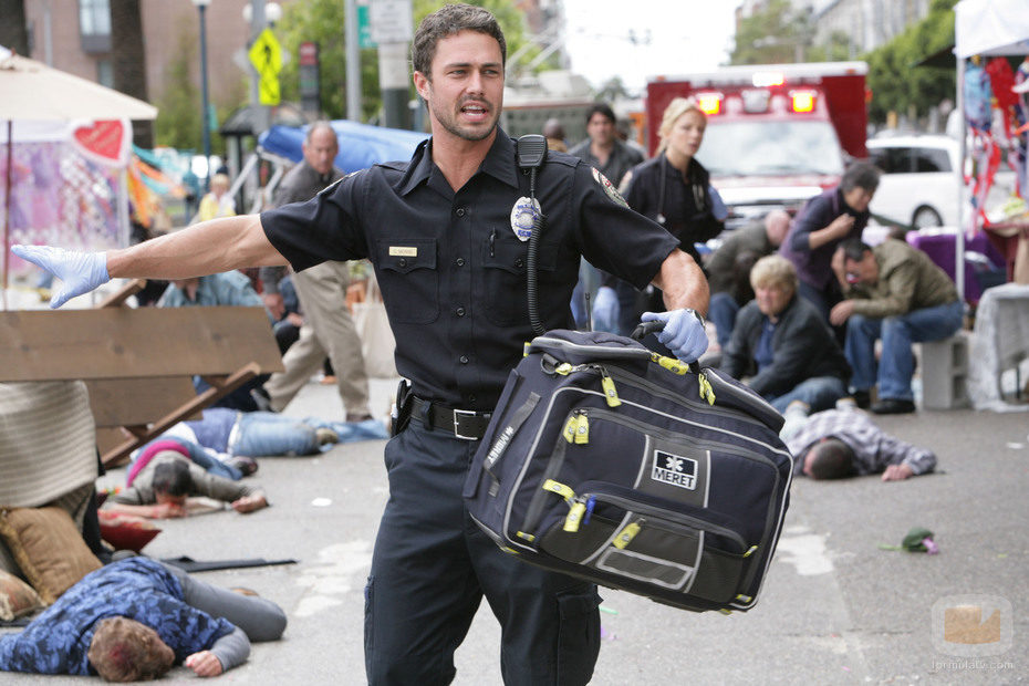 Taylor Kinney en el capítulo 'Un mal día en el trabajo'
