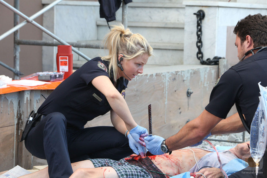 Nancy Carnahan intenta curar a un herido