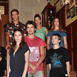 Los jóvenes de 'El internado' en la escalera