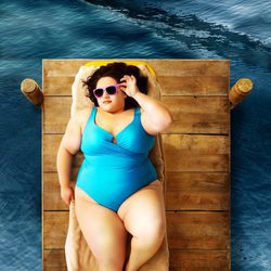 Nikki Blonsky en bañador