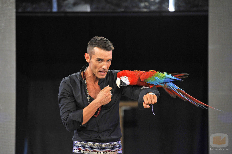 Jesús Vázquez con un loro en 'Supervivientes 2010'