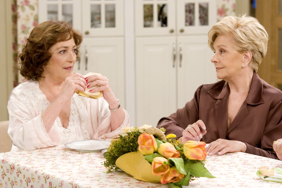 Carmen Maura y Lola Herrera en 'Las chicas de oro'