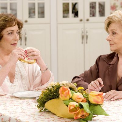 Carmen Maura y Lola Herrera en 'Las chicas de oro'