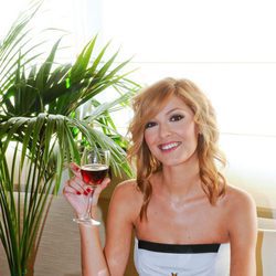 Cristina Urgel brinda en 'Adivina quién viene a cenar'