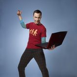 Sheldon Cooper con un portatil en la mano