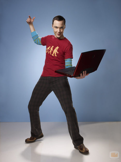 Sheldon Cooper con un portatil en la mano