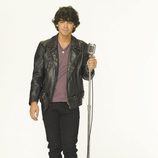 Joe Jonas, con chaqueta de cuero