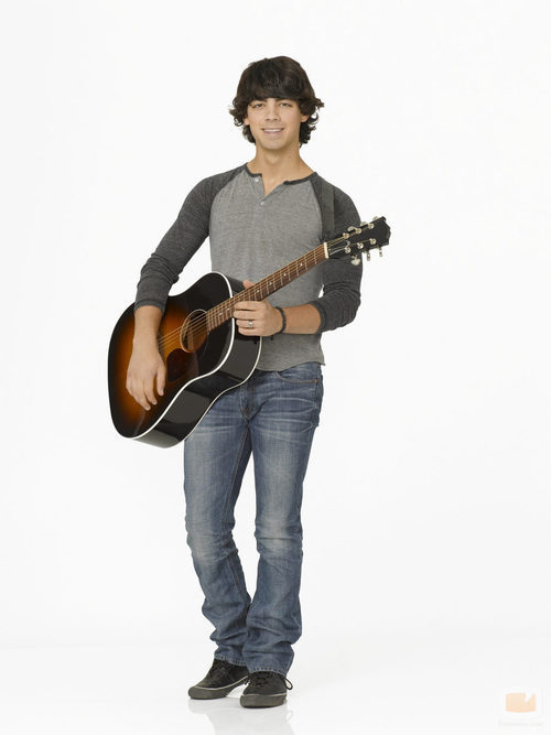 Joe Jonas toca la guitarra