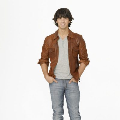 Joe Jonas, con una chaqueta marrón