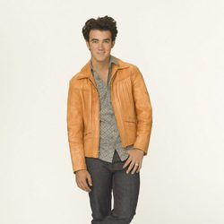 Kevin Jonas, con una chaqueta naranja