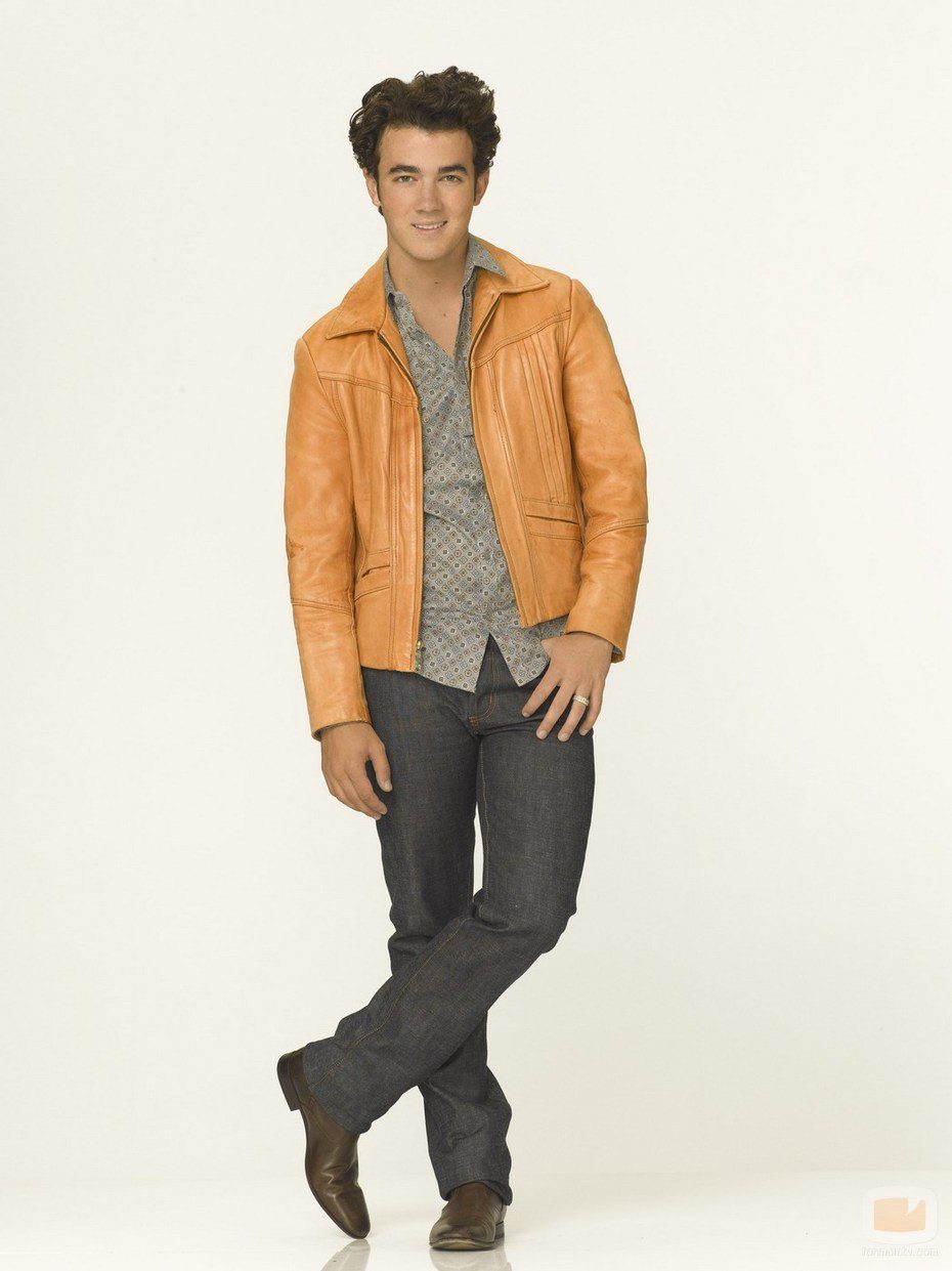 Kevin Jonas, con una chaqueta naranja