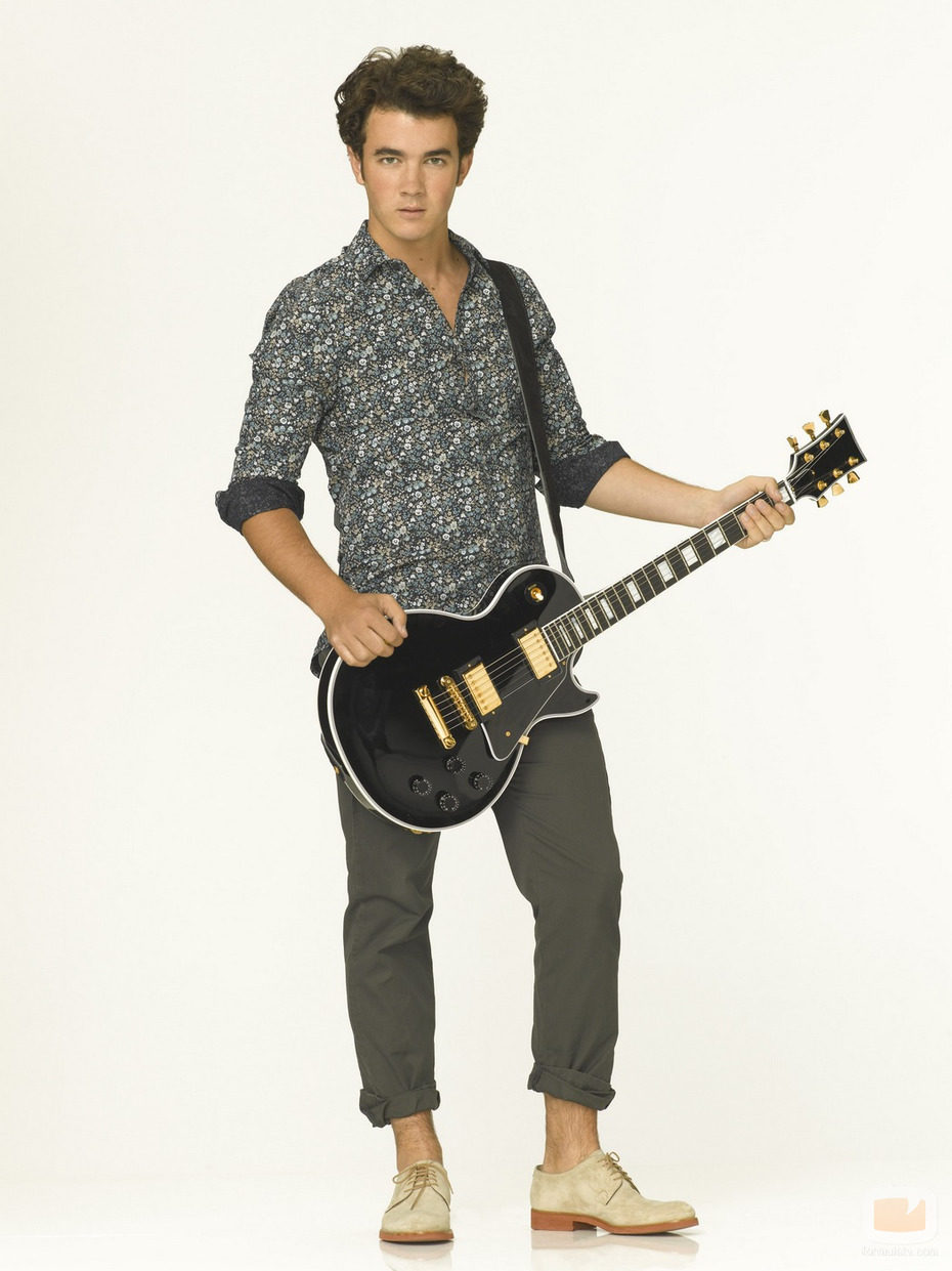 Kevin Jonas toca la guitarra