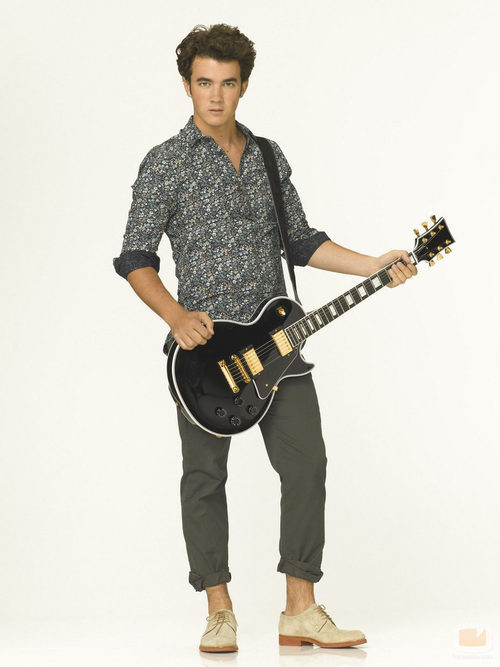 Kevin Jonas toca la guitarra