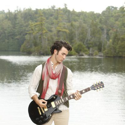 Kevin Jonas es Jason Gray