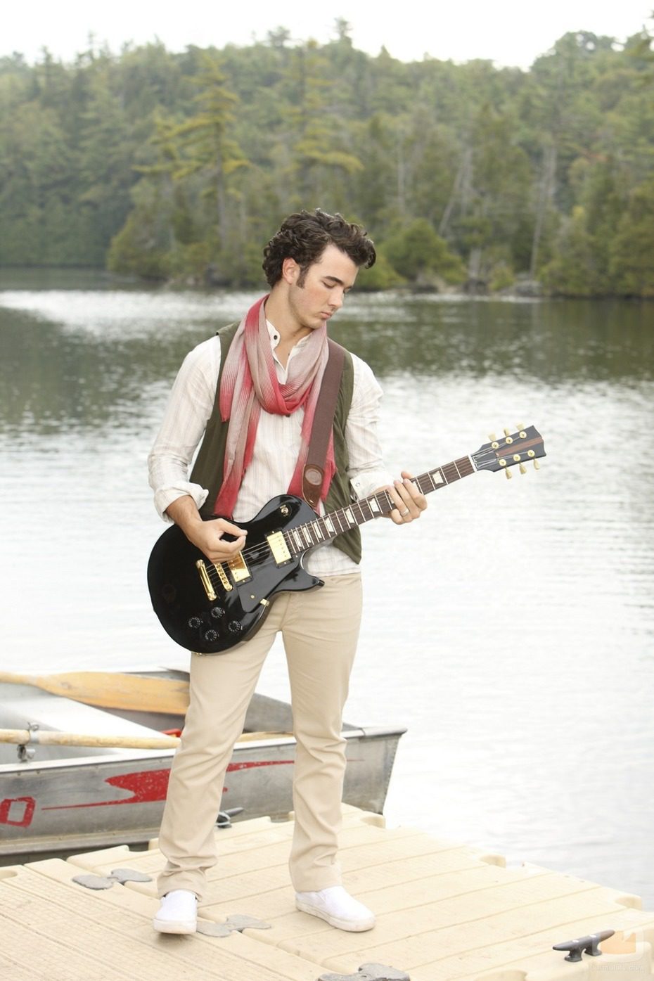 Kevin Jonas es Jason Gray