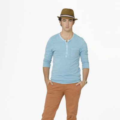 Kevin Jonas con sombrero