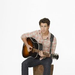 Nick Jonas con su guitarra