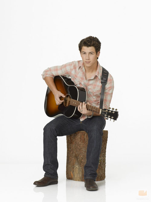 Nick Jonas con su guitarra
