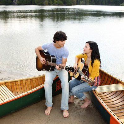 Joe Jonas y Demi Lovato, descalzos