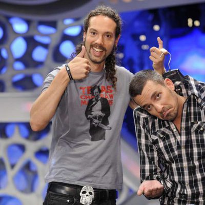 Juan sujeta a Damián con una percha