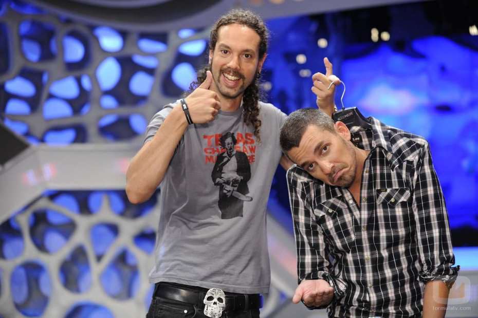 Juan sujeta a Damián con una percha