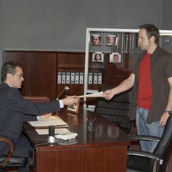 Mikel le entrega un informe a Andrés en 'El comisario'