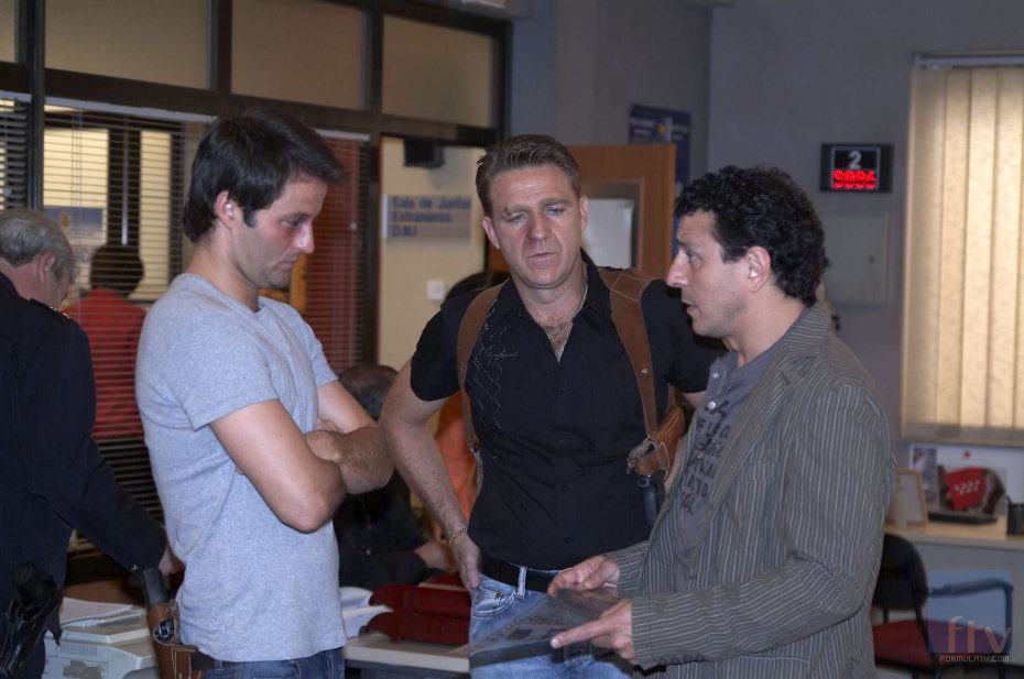 Charlie, Pope y Lucas en 'El comisario'